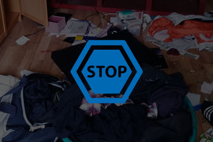 Chotisches Wohnzimmer mit Stoppsymbol