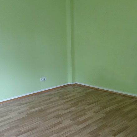 Ausgeräumtes sauberes Wohnzimmer