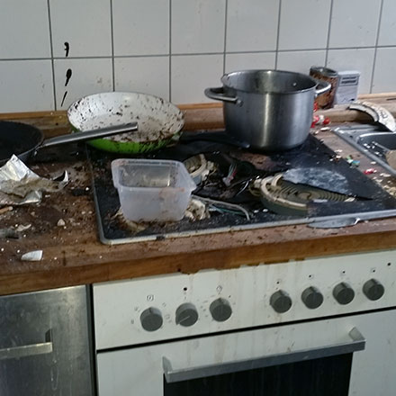 Dreckige und chaotische Küche