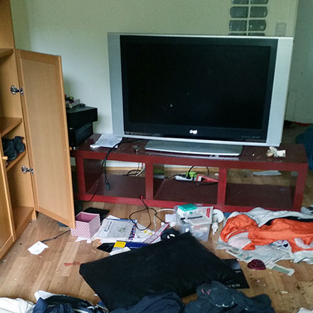 Chaotisches volles Wohnzimmer